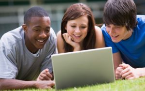 students_looking_at_computer